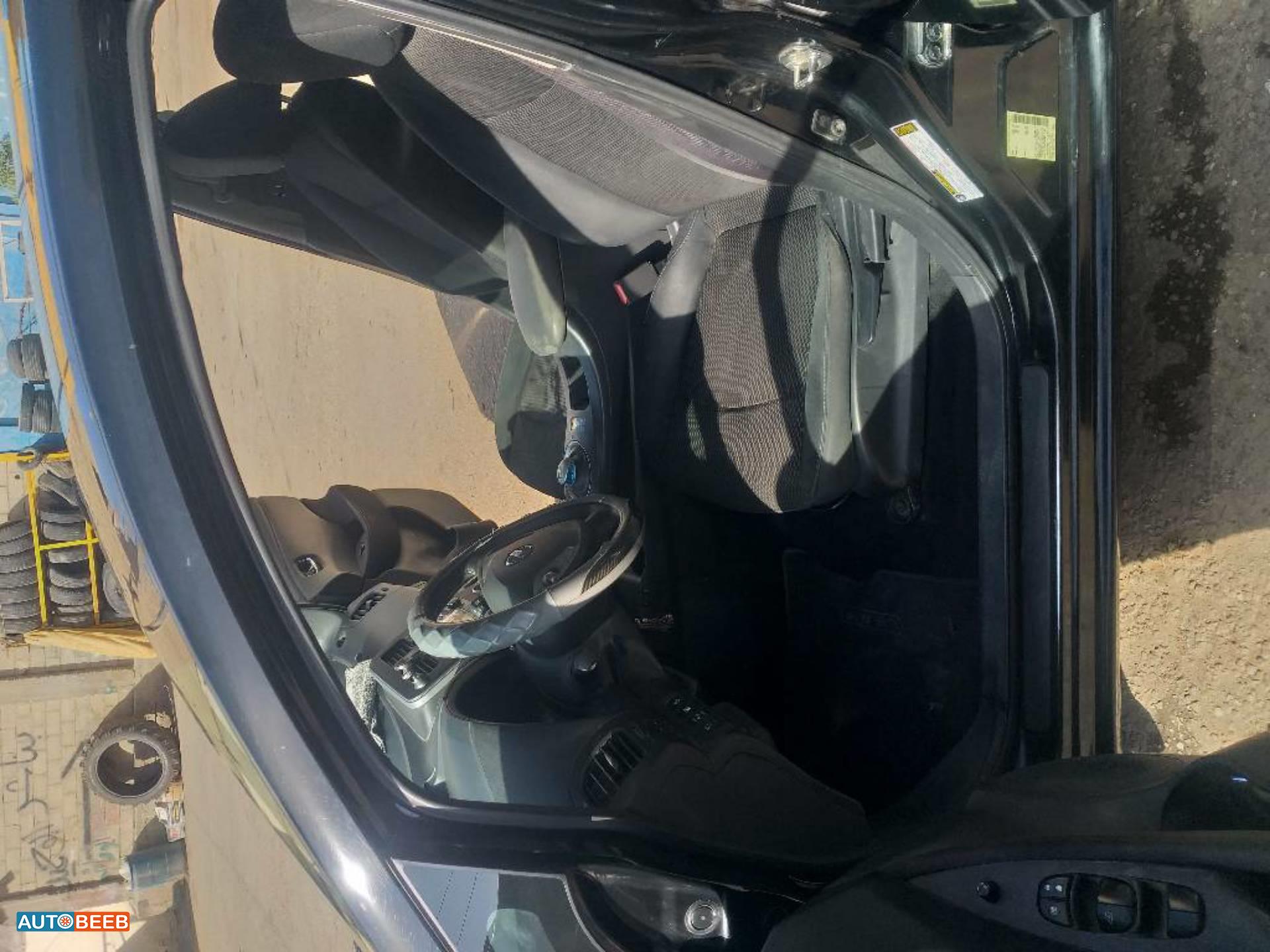 نيسان ليف 2013