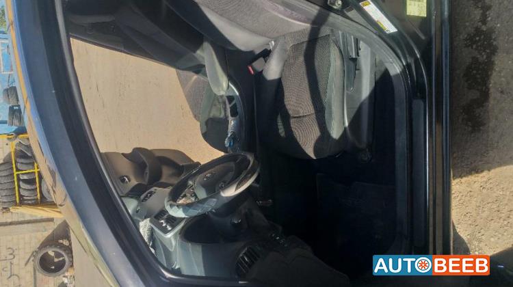 نيسان ليف 2013