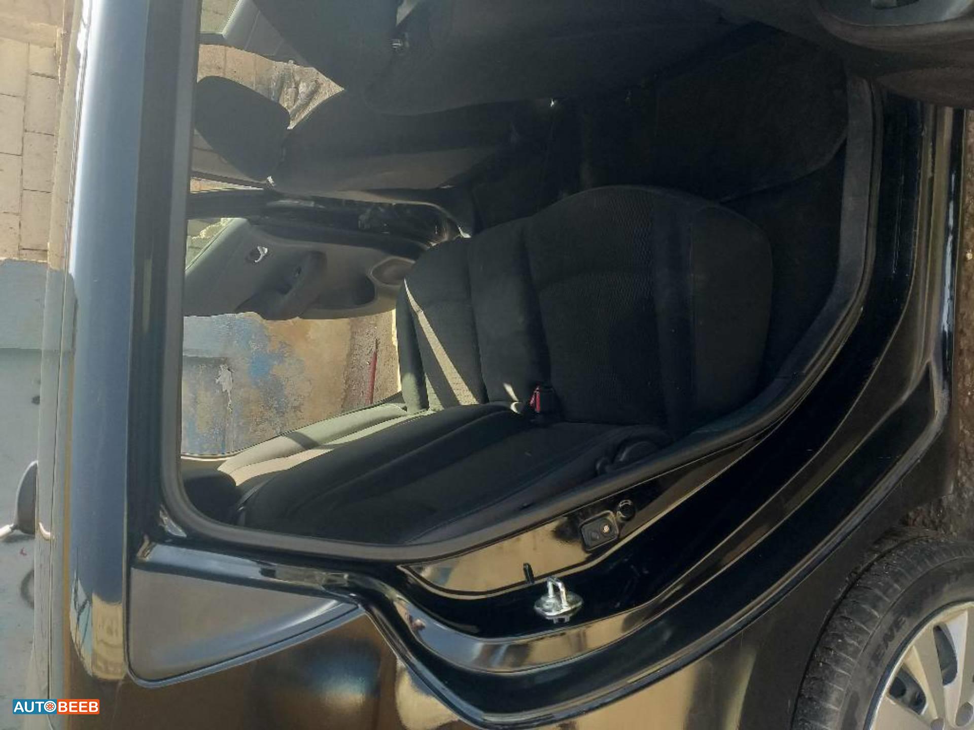 نيسان ليف 2013