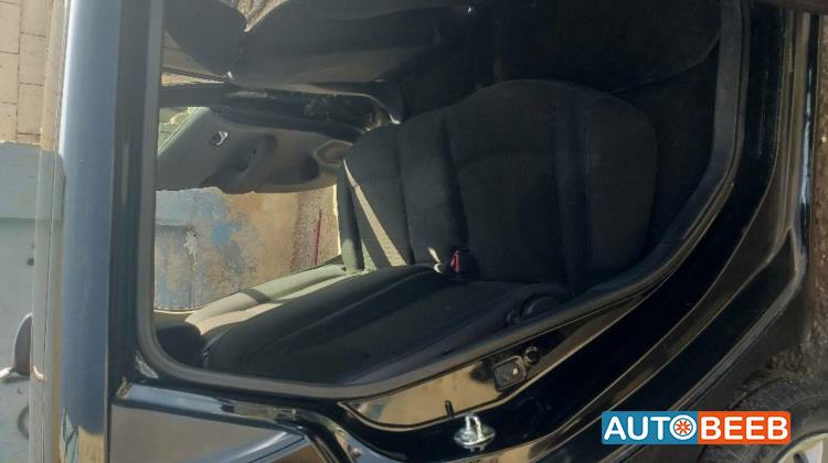 نيسان ليف 2013