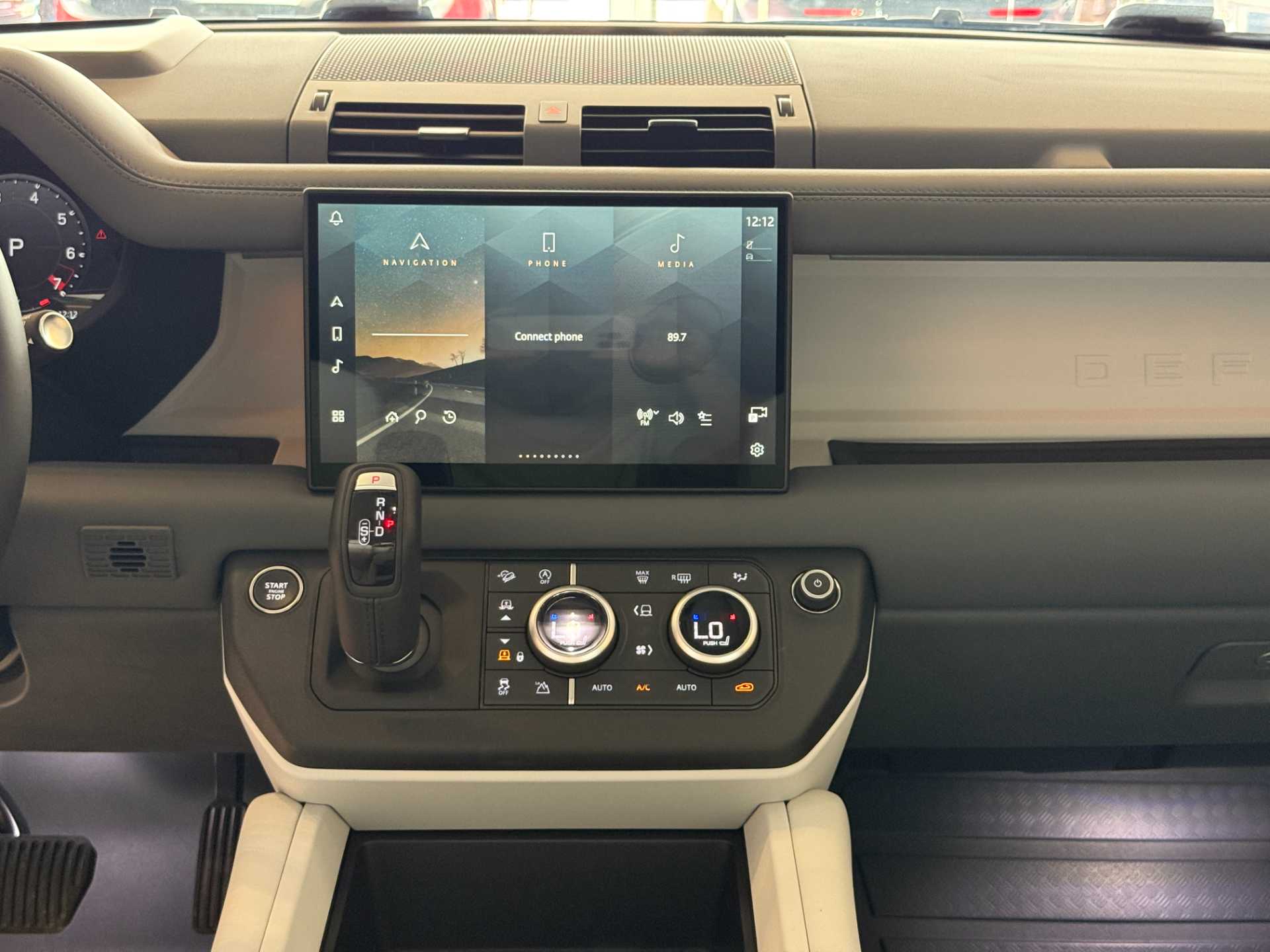 لاندروفر ديفندر 2025