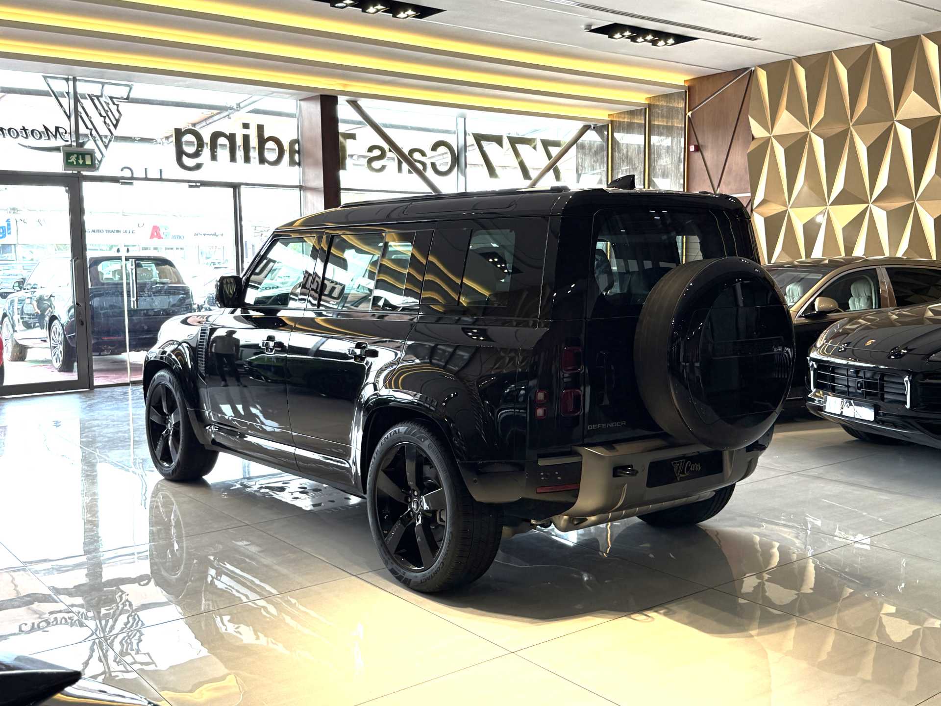 لاندروفر ديفندر 2025