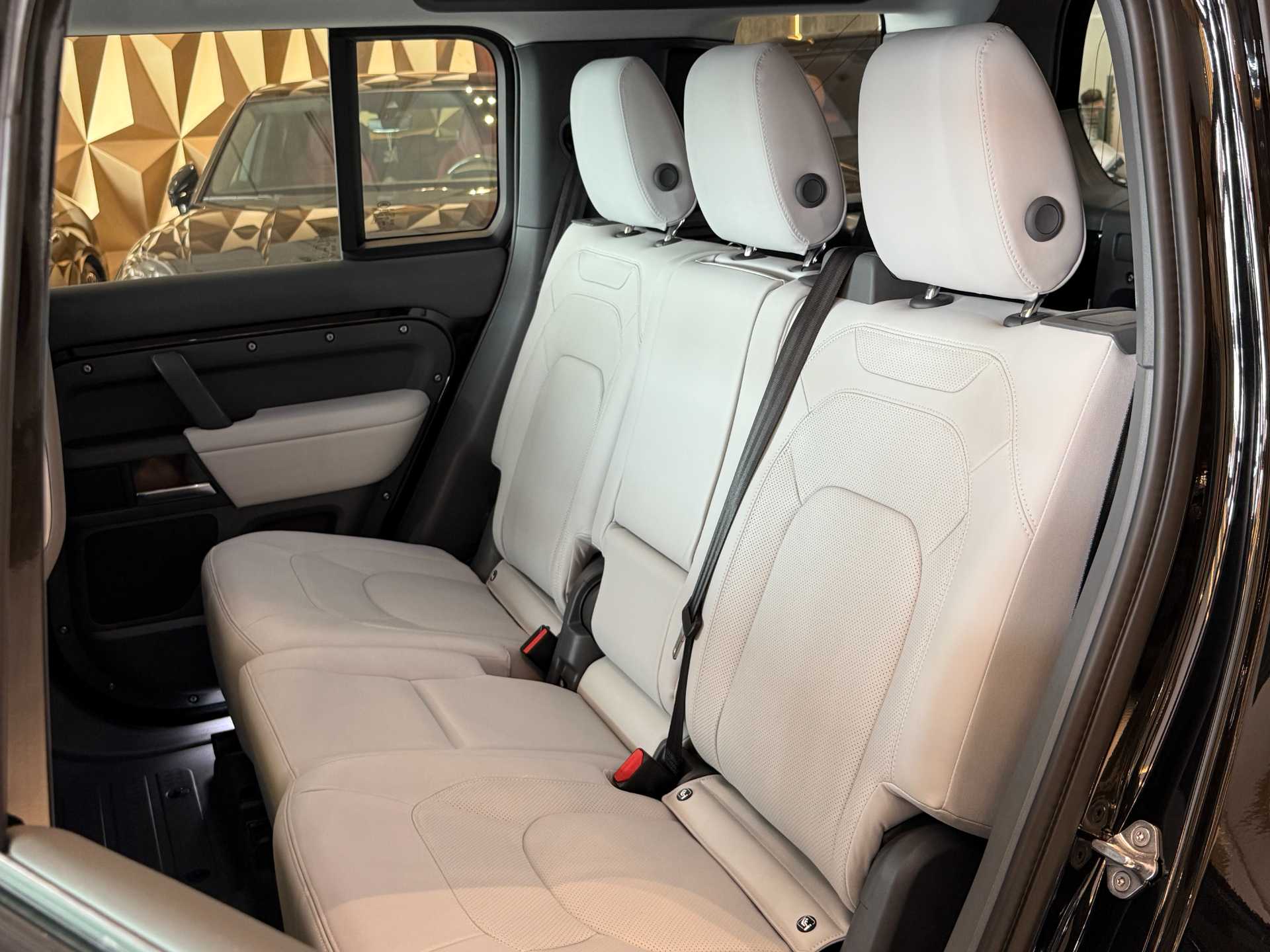 لاندروفر ديفندر 2025