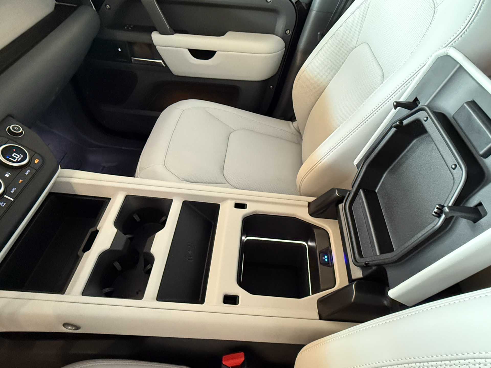 لاندروفر ديفندر 2025