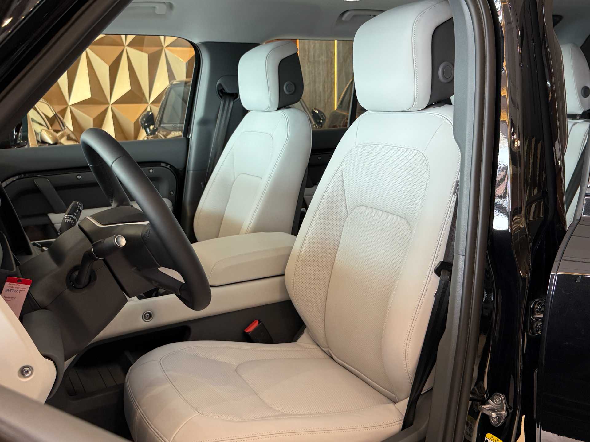 لاندروفر ديفندر 2025