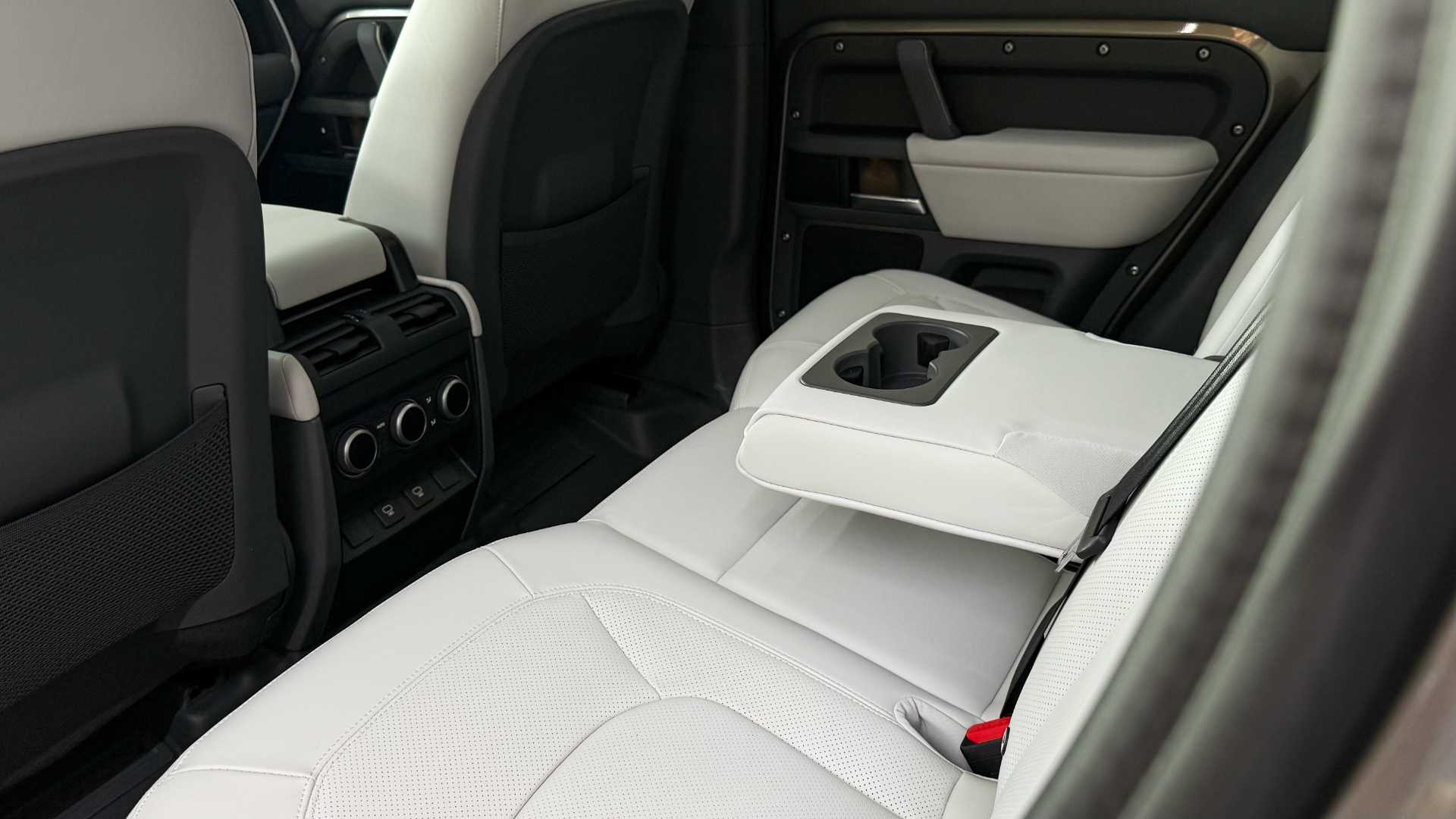 لاندروفر ديفندر 2025