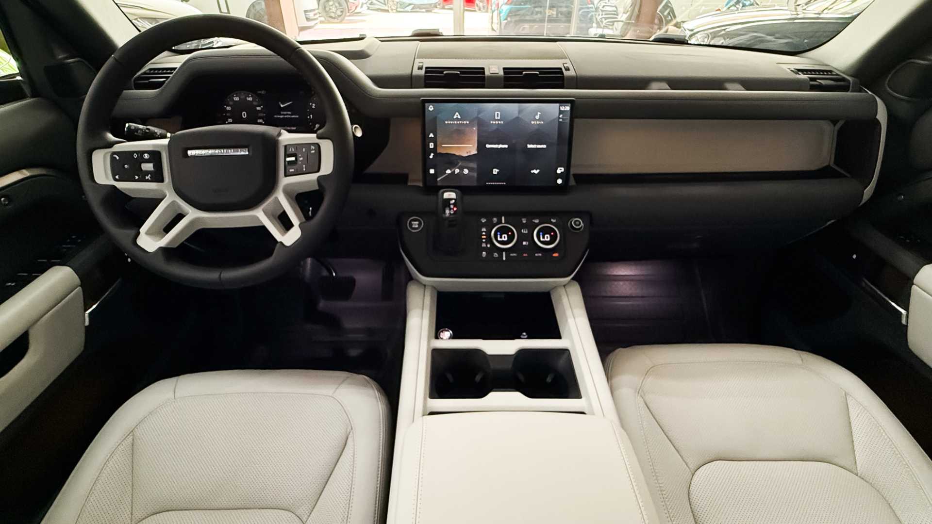 لاندروفر ديفندر 2025