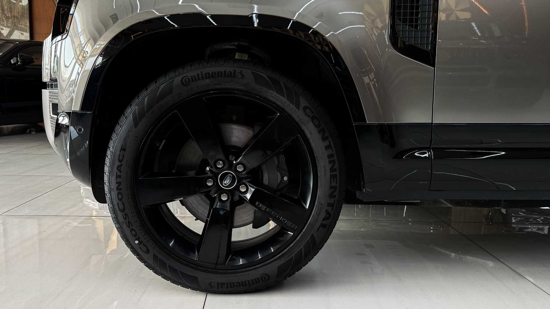 لاندروفر ديفندر 2025