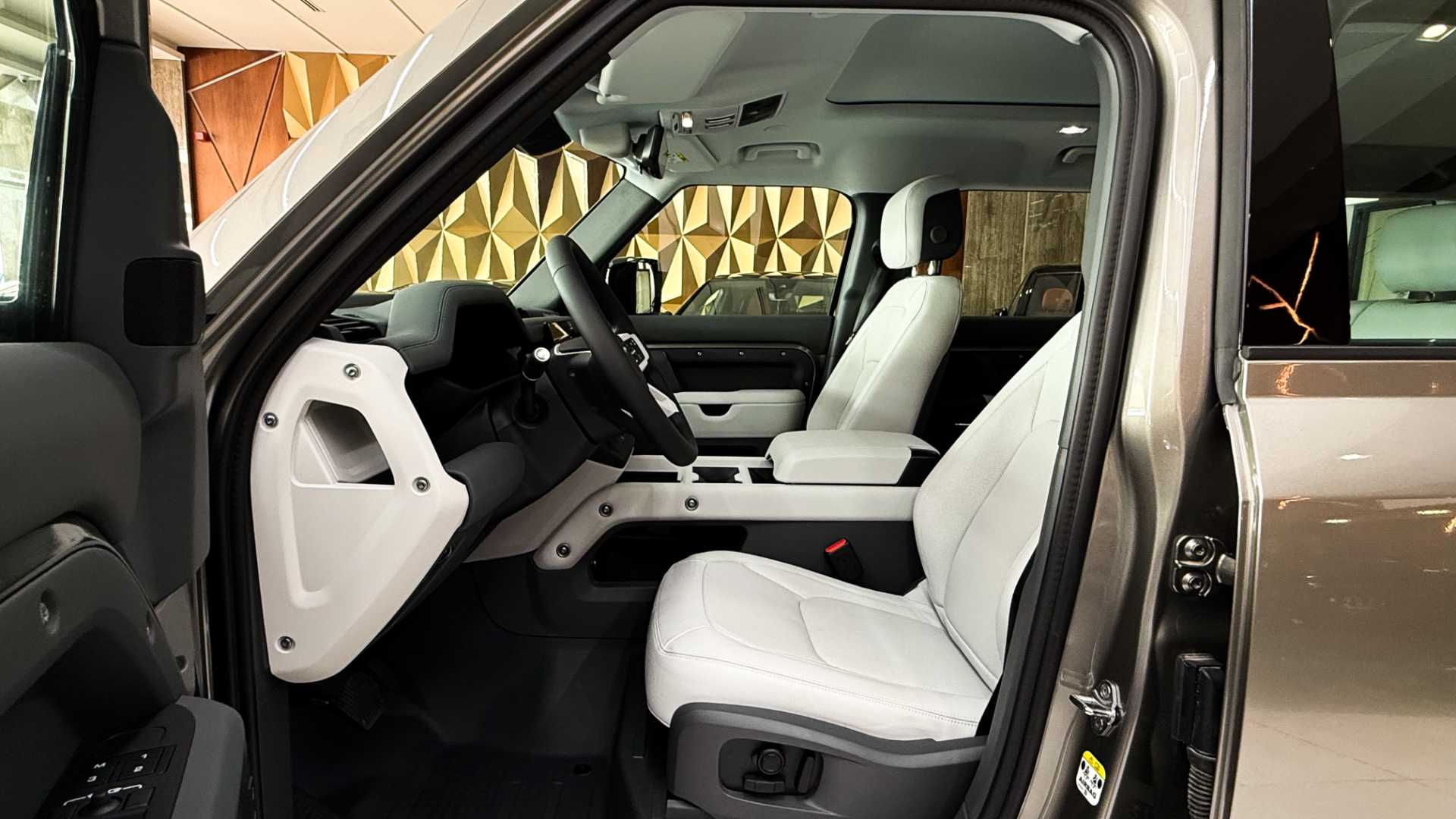 لاندروفر ديفندر 2025