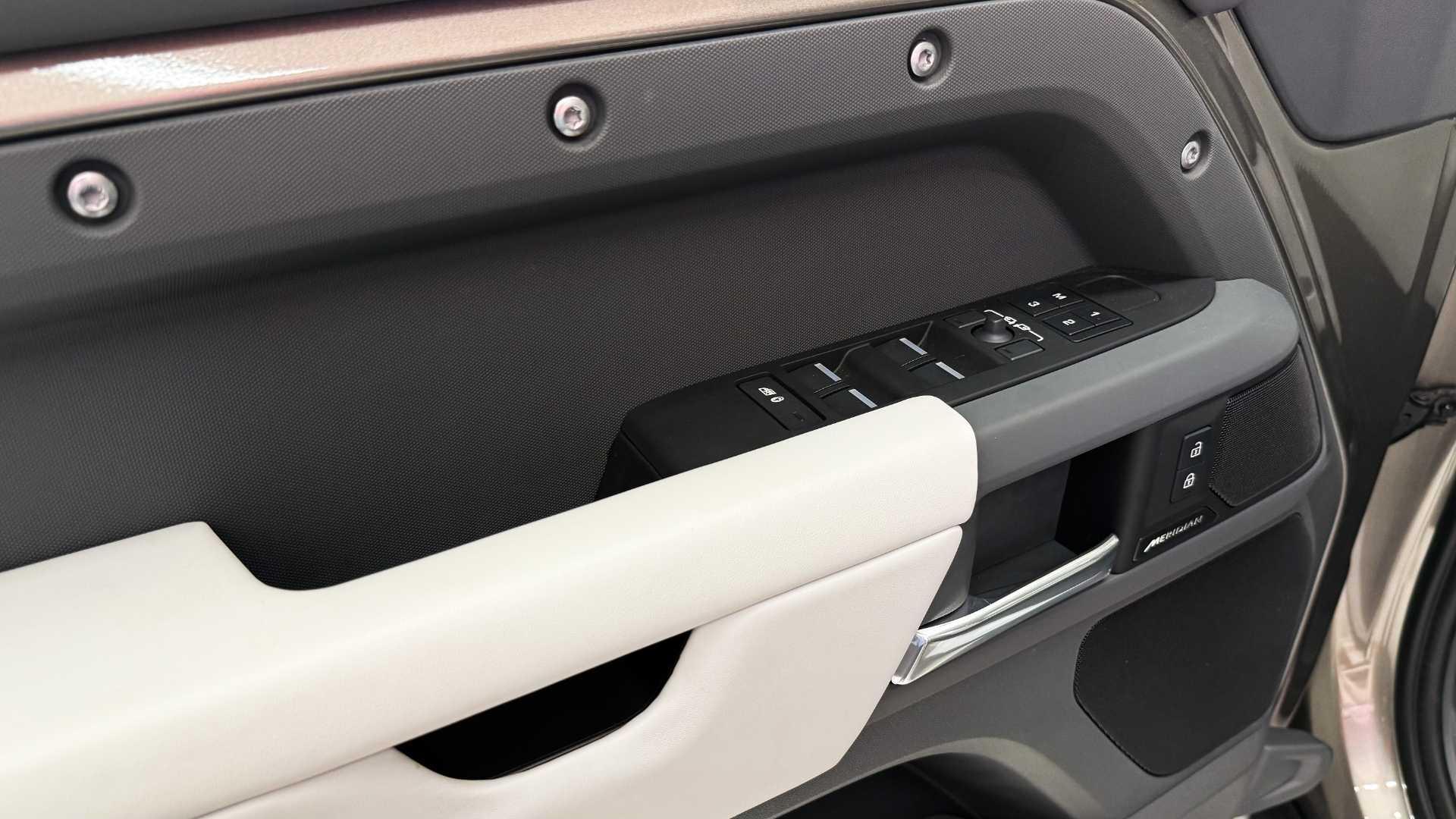 لاندروفر ديفندر 2025