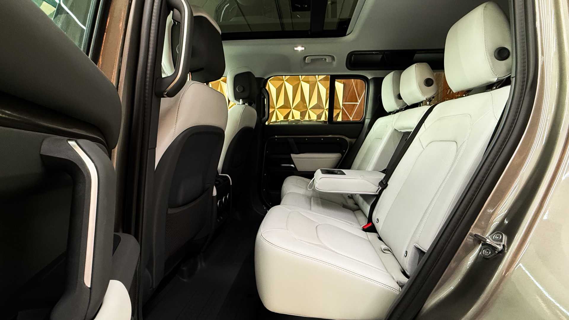 لاندروفر ديفندر 2025