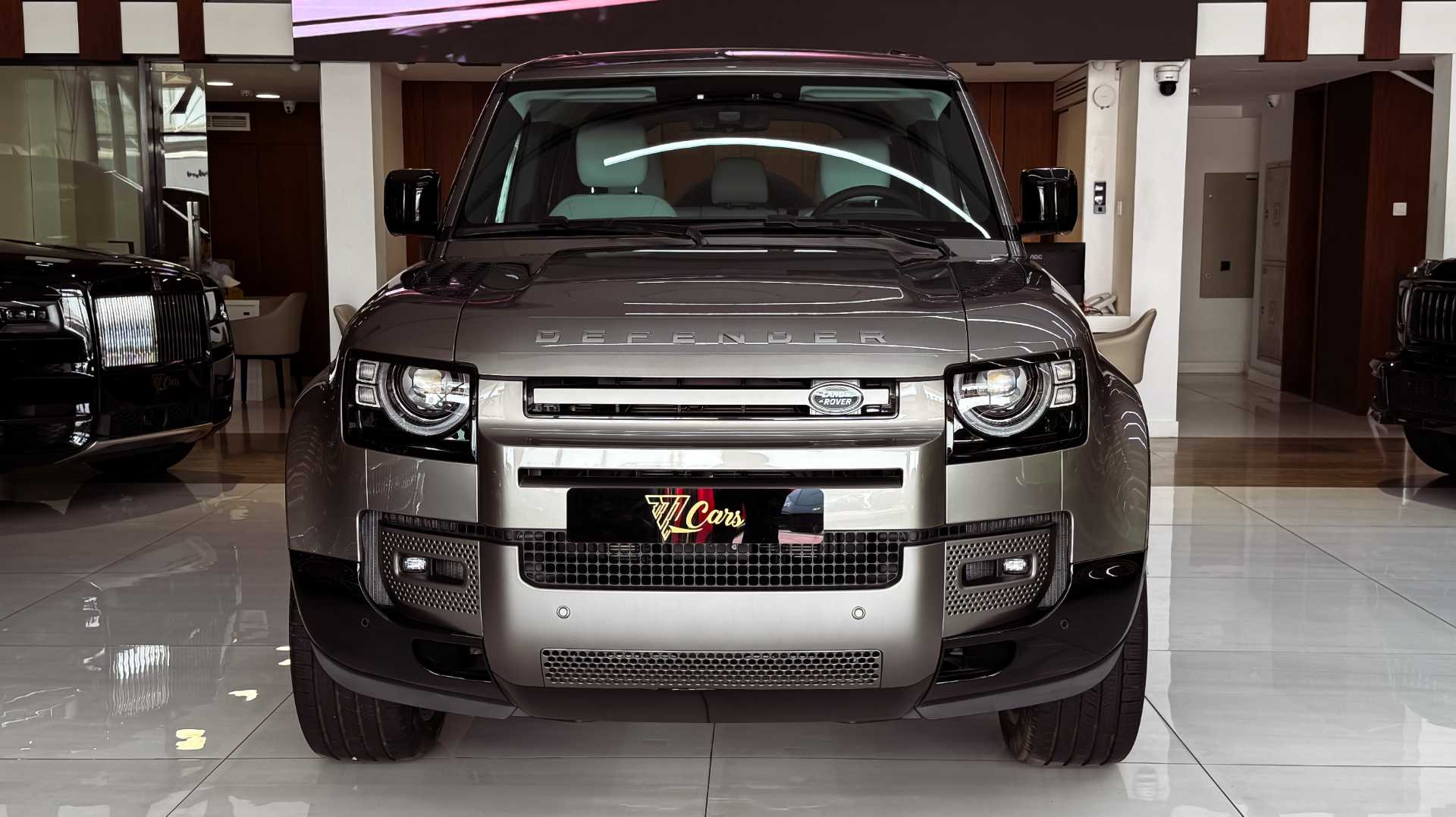 لاندروفر ديفندر 2025