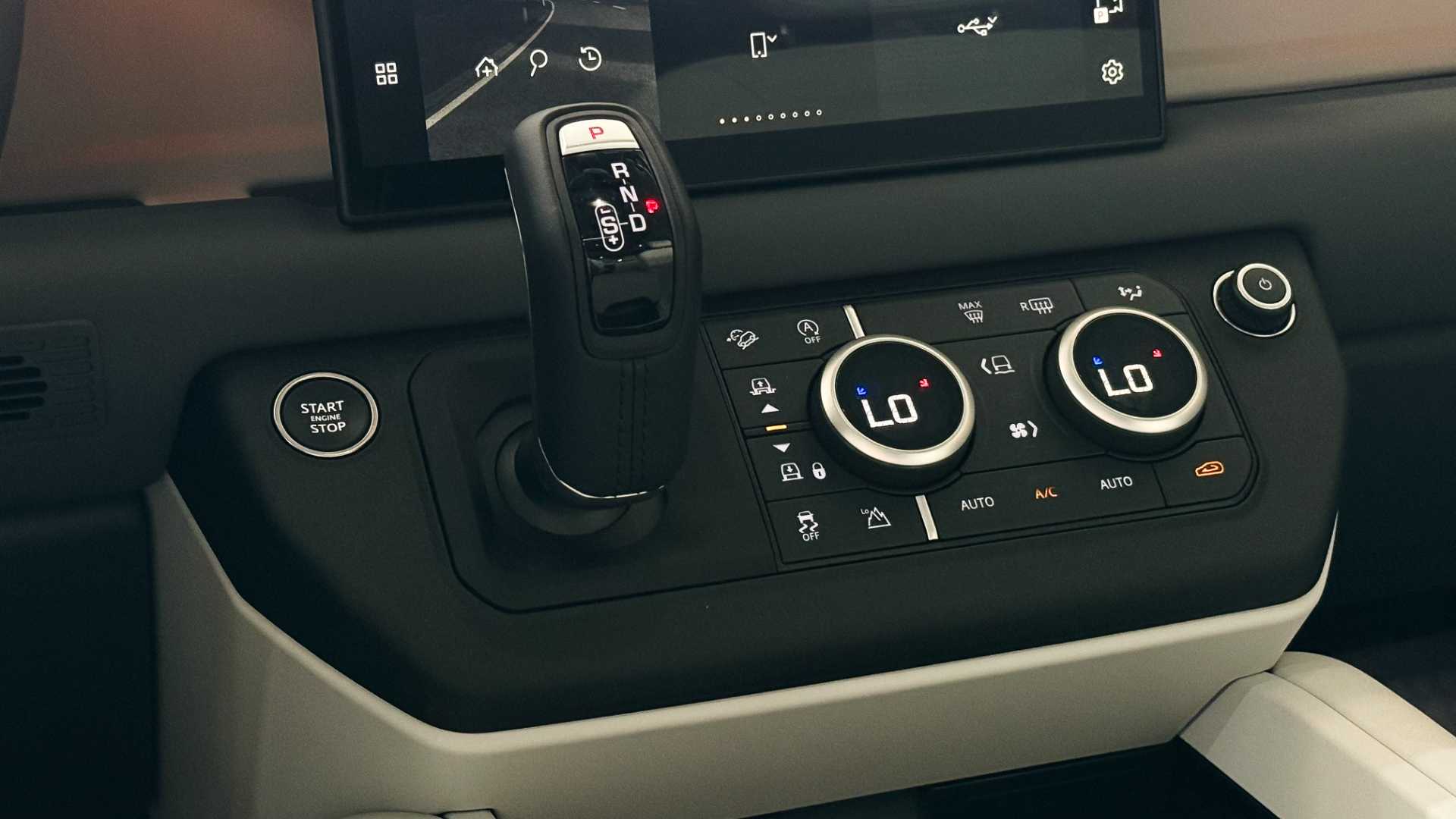 لاندروفر ديفندر 2025