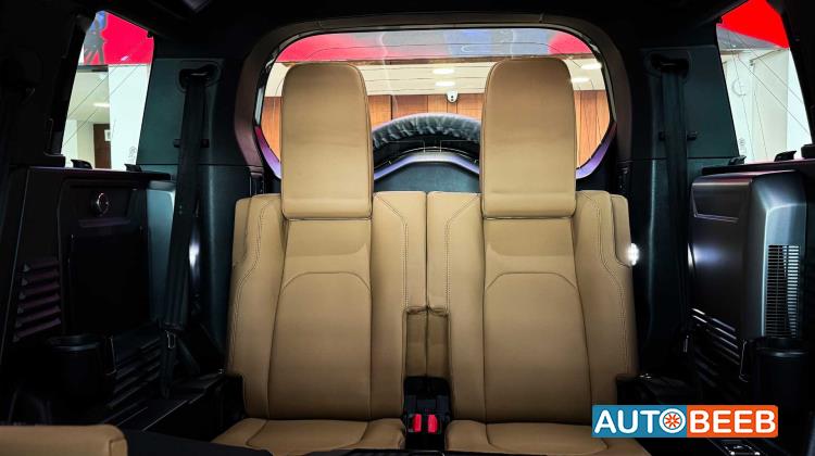 Land Rover Defender 2025