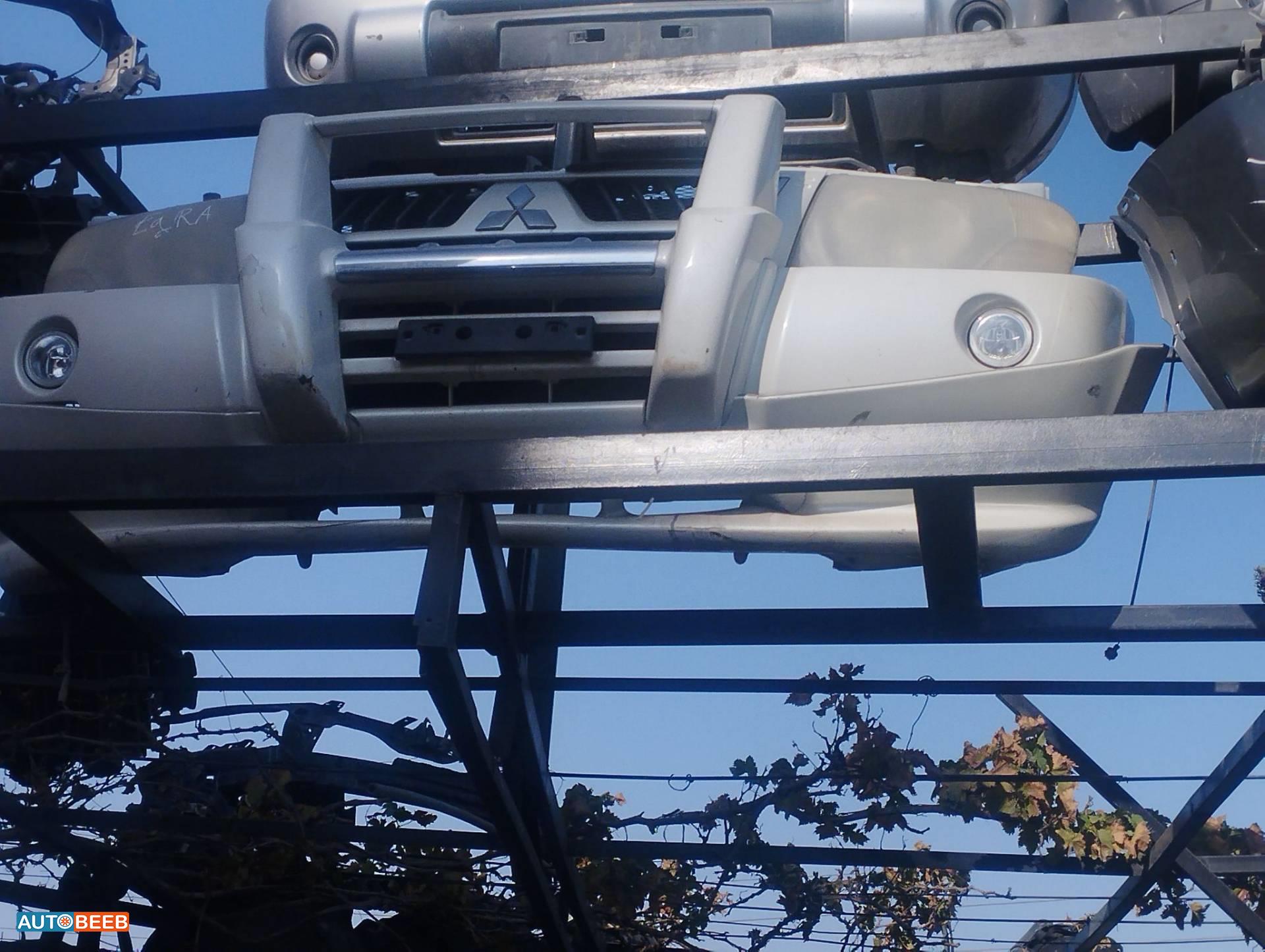 واجهه اماميه اضويه اماميه يمين شمال متسوبيشي باجيرو 2001 2002 2003