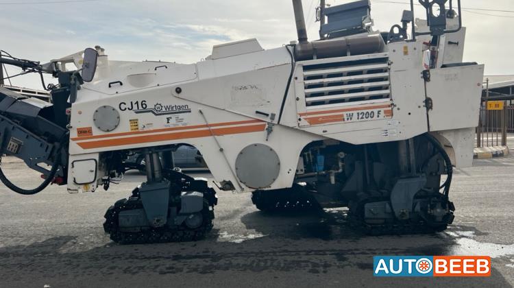 Paver  Machine Wirtgen 2005