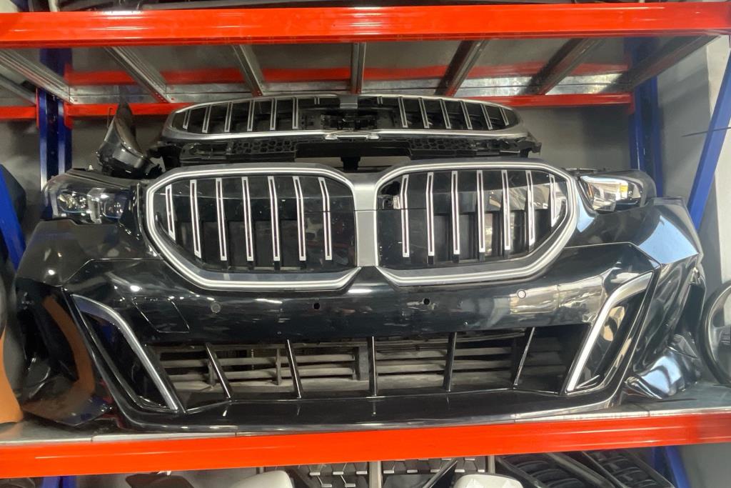 واجهة امامية طمبون اضوية يمين شمال بي ام دبليو الفئة الخامسة 2024 