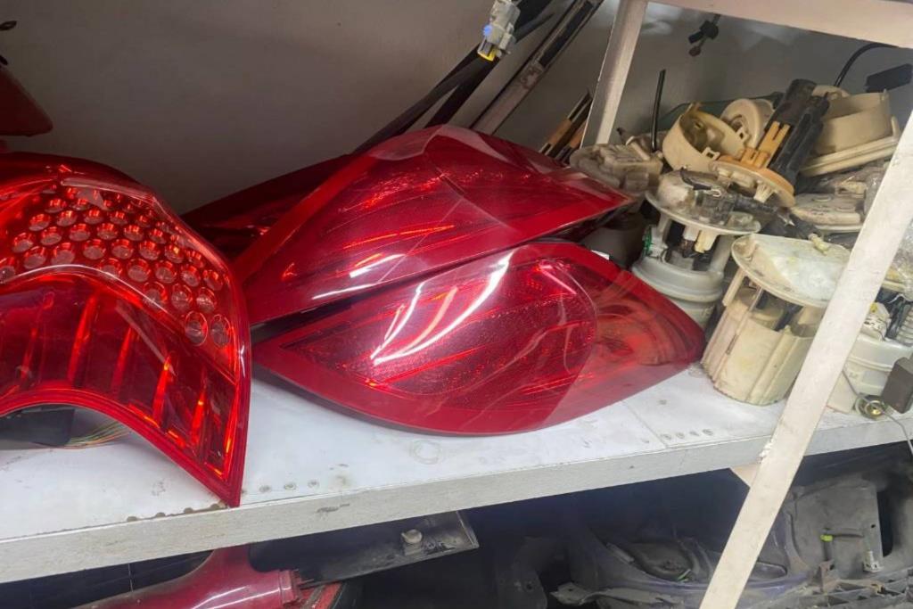 ضوء خلفي يمين شمال بيجو 308 2013