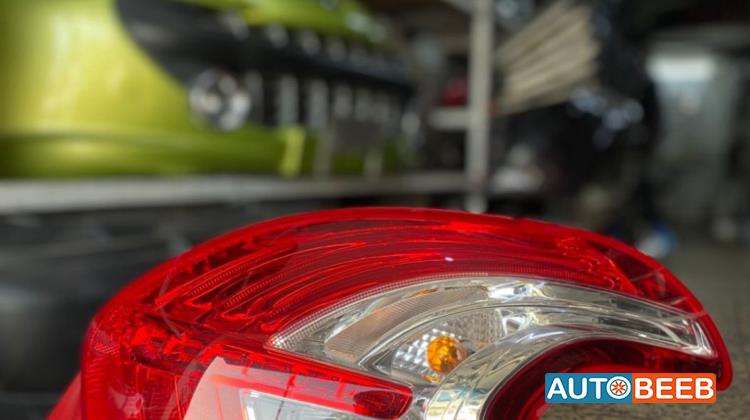 ضو خلفي بيجو 208  من 2012 2013 2014 2015 