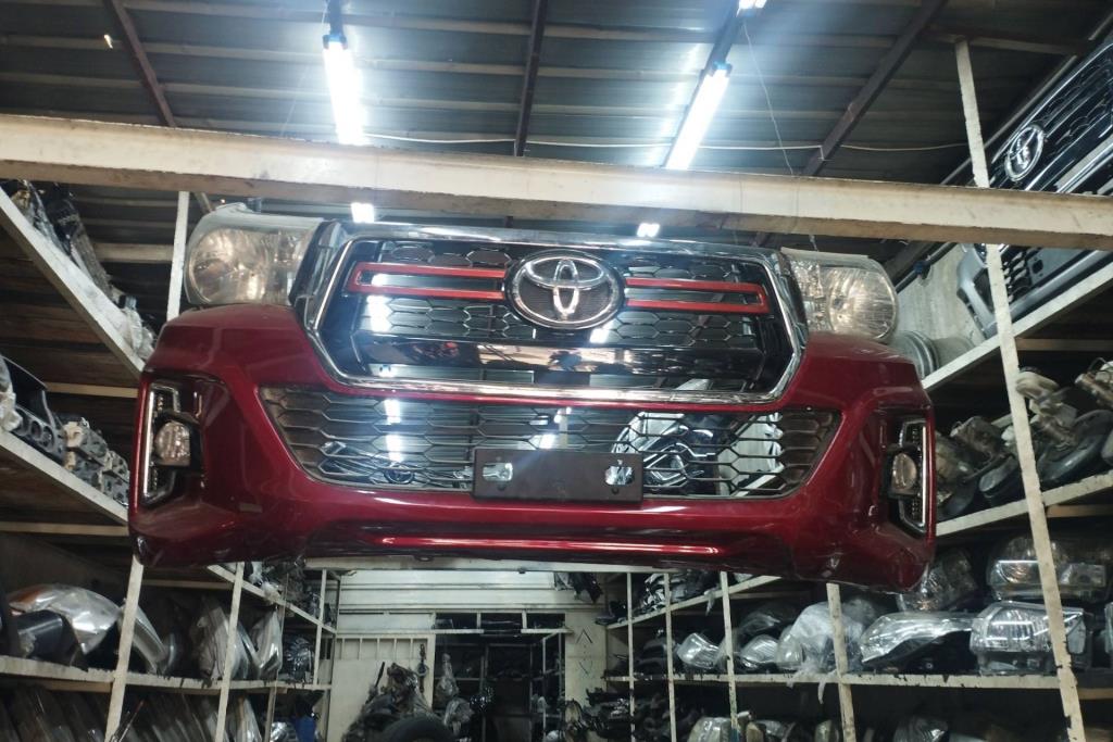 طمبون مع اضويه يمين شمال اماميه هايلوكس 2020