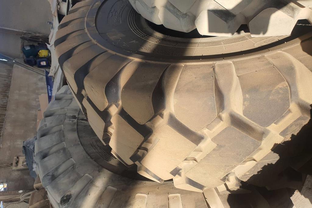  Tyers and Rims Komatsu 