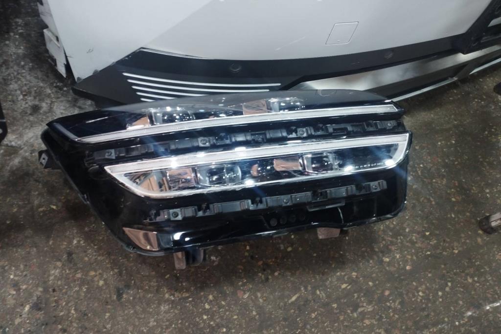 ضوء امامي شمال جينيسيس 2023 2024