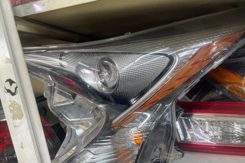 ضوء امامي شمال و يوجد يمين تويوتا بريوس 2017 2018 2019