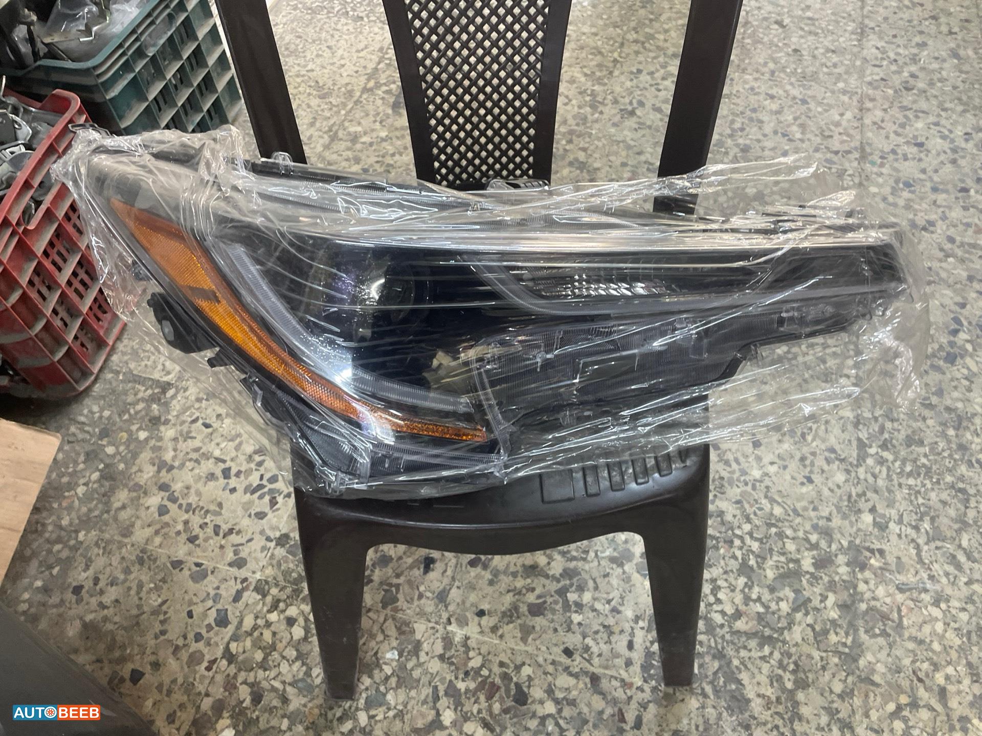 ضوء امامي يمين و يوجد شمال تويوتا كورولا 2022 2023 2024 