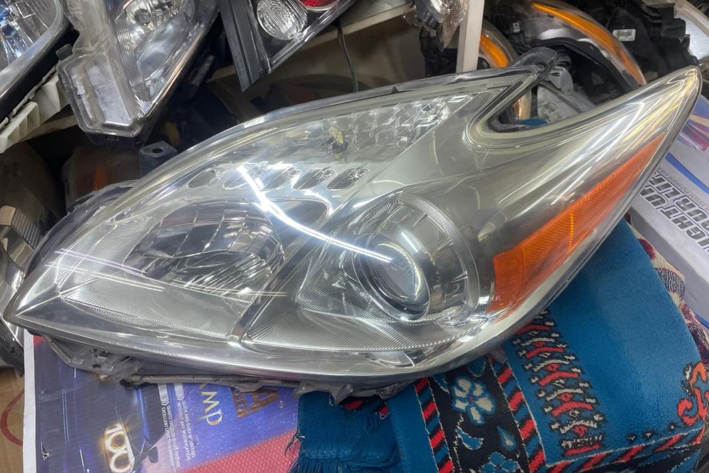 ضوء امامي يمين و يوجد شمال تويوتا بريوس 2010 2011 2012 2013 2014 2015