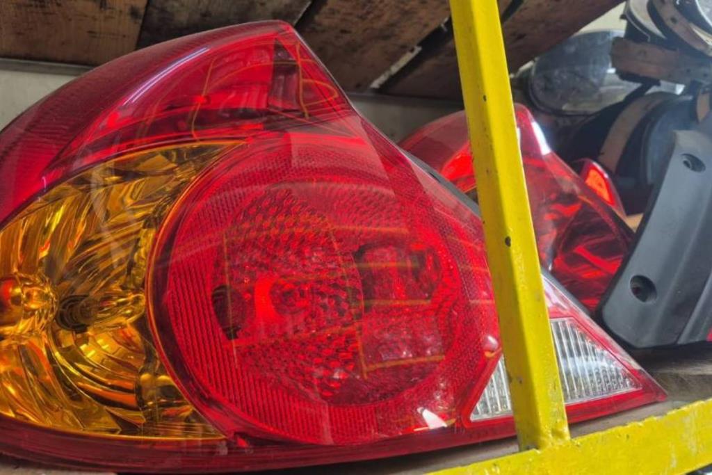 ضوء خلفي يمين شمال كيا سبكترا 2000 2001