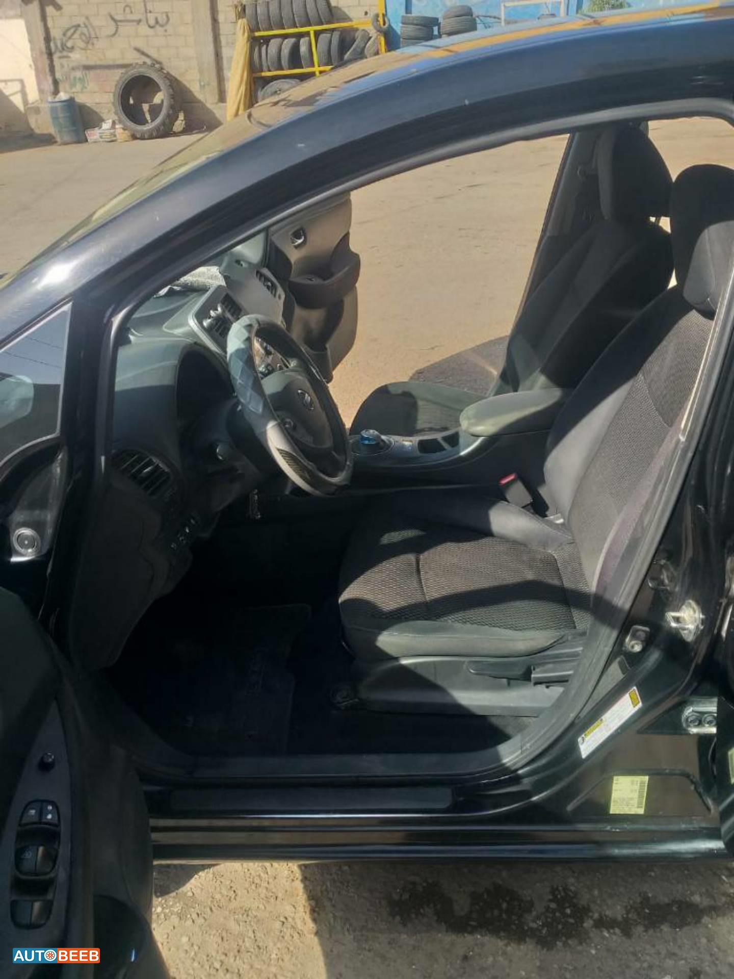 نيسان ليف 2013