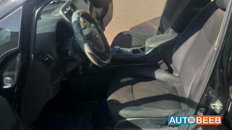 نيسان ليف 2013