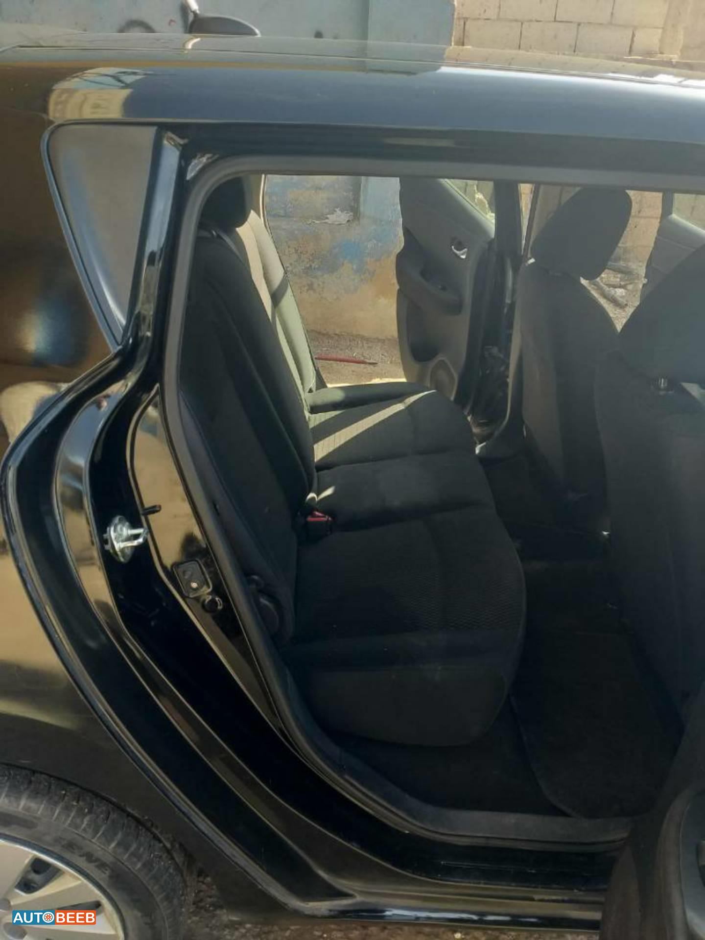 نيسان ليف 2013