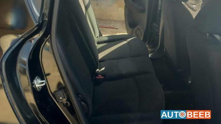 نيسان ليف 2013