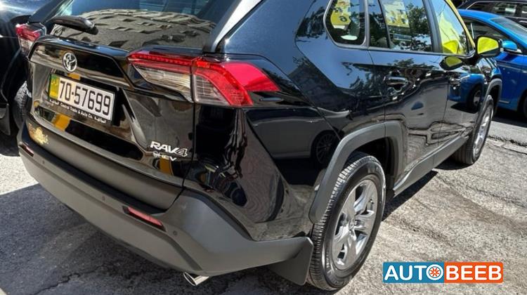 تويوتا راف فور 2025