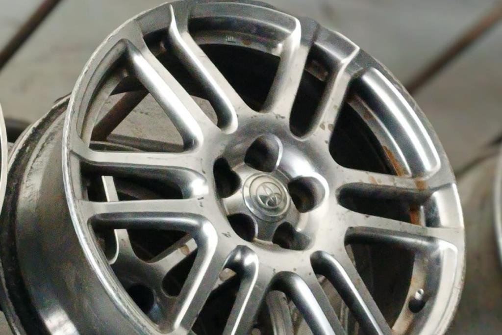 طقم جنطات تويوتا 5 براغي 17 اصلي