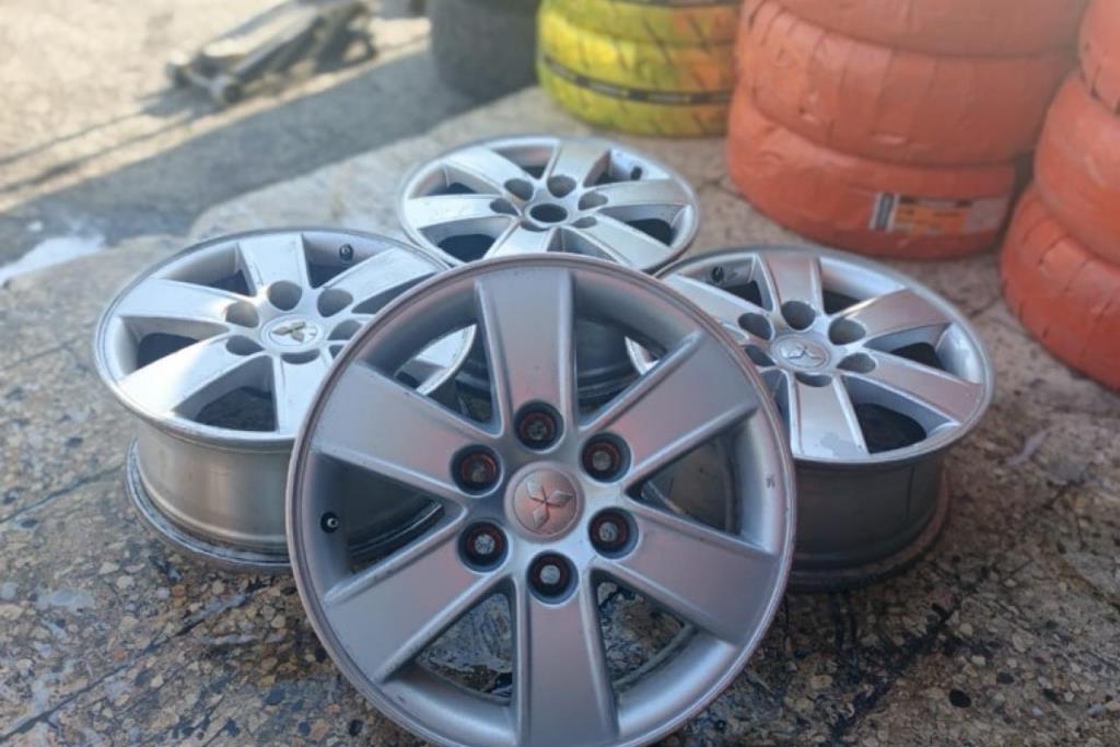 طقم جنطات ميتسوبيشي باجرو 6 براغي 17