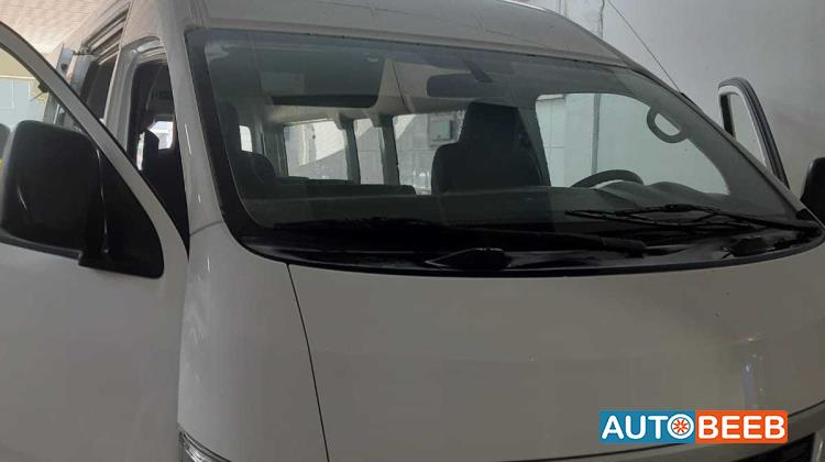 Minibus Nissan 2019