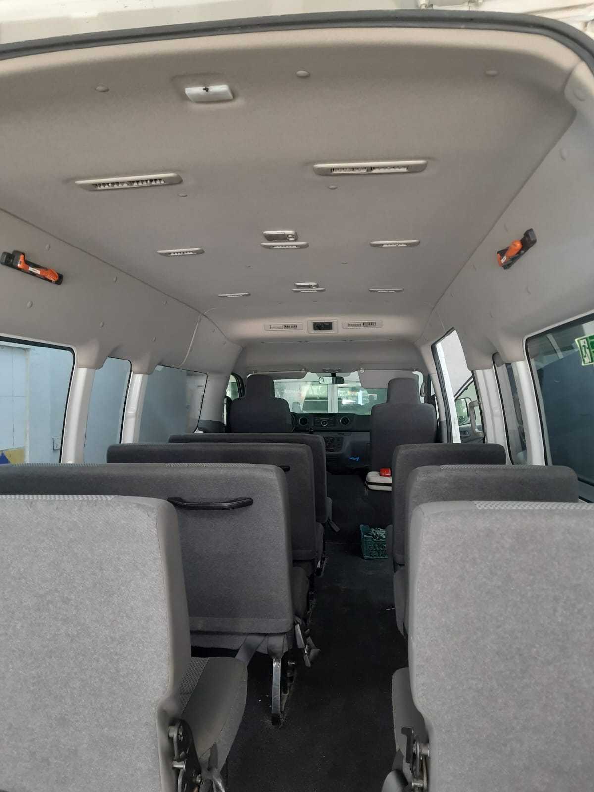 Minibus Nissan 2019