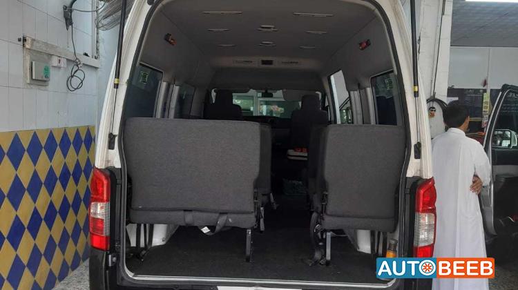 Minibus Nissan 2019