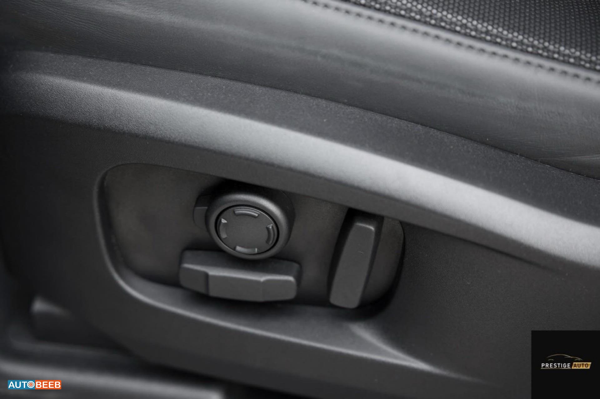 Land Rover Defender 2024