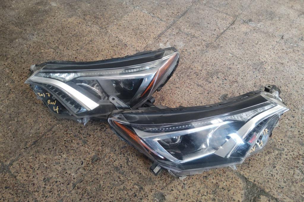 ضوء امامي يمين شمال تويوتا راف فور 2017 2018