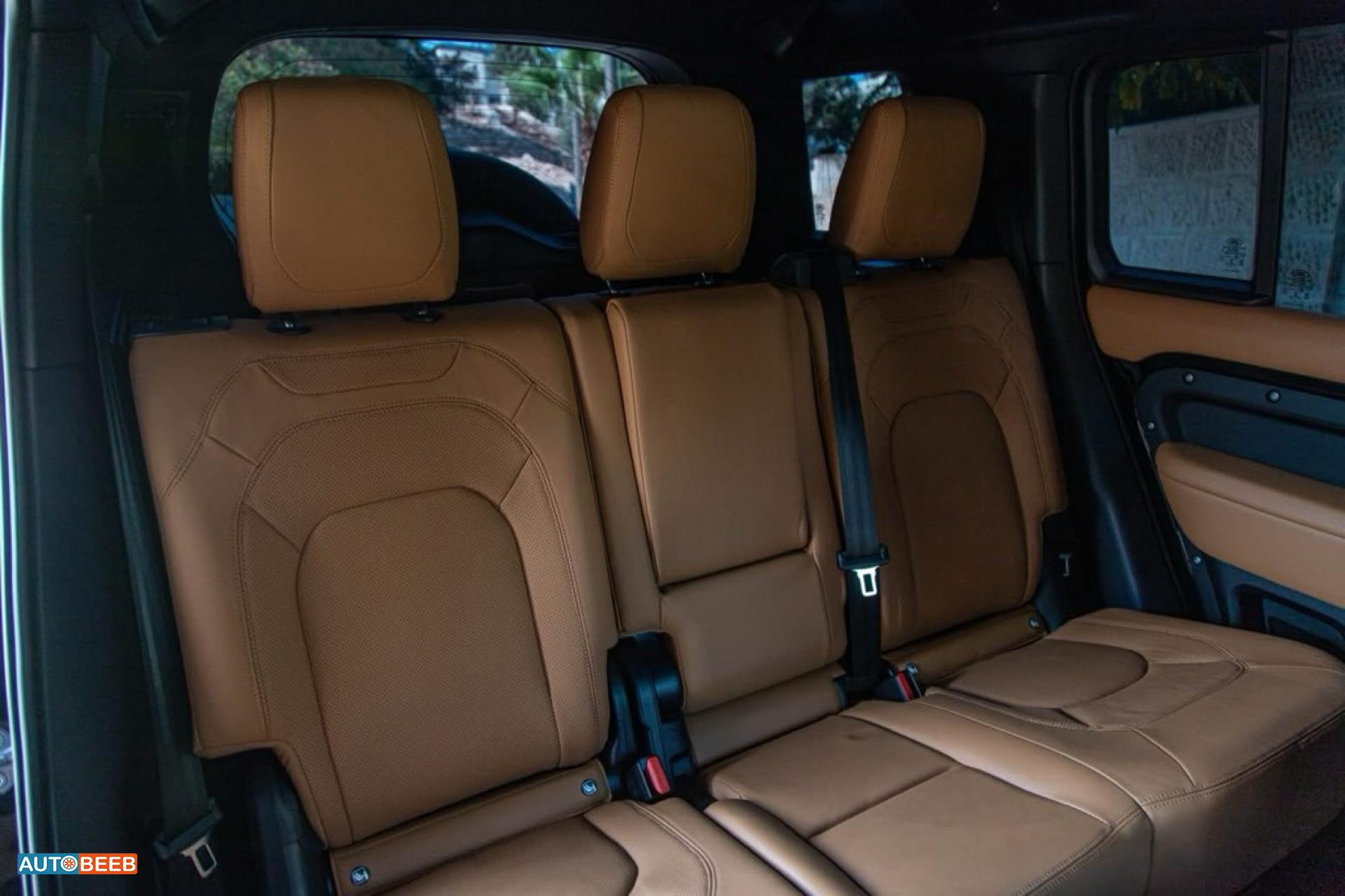 Land Rover Defender 2023