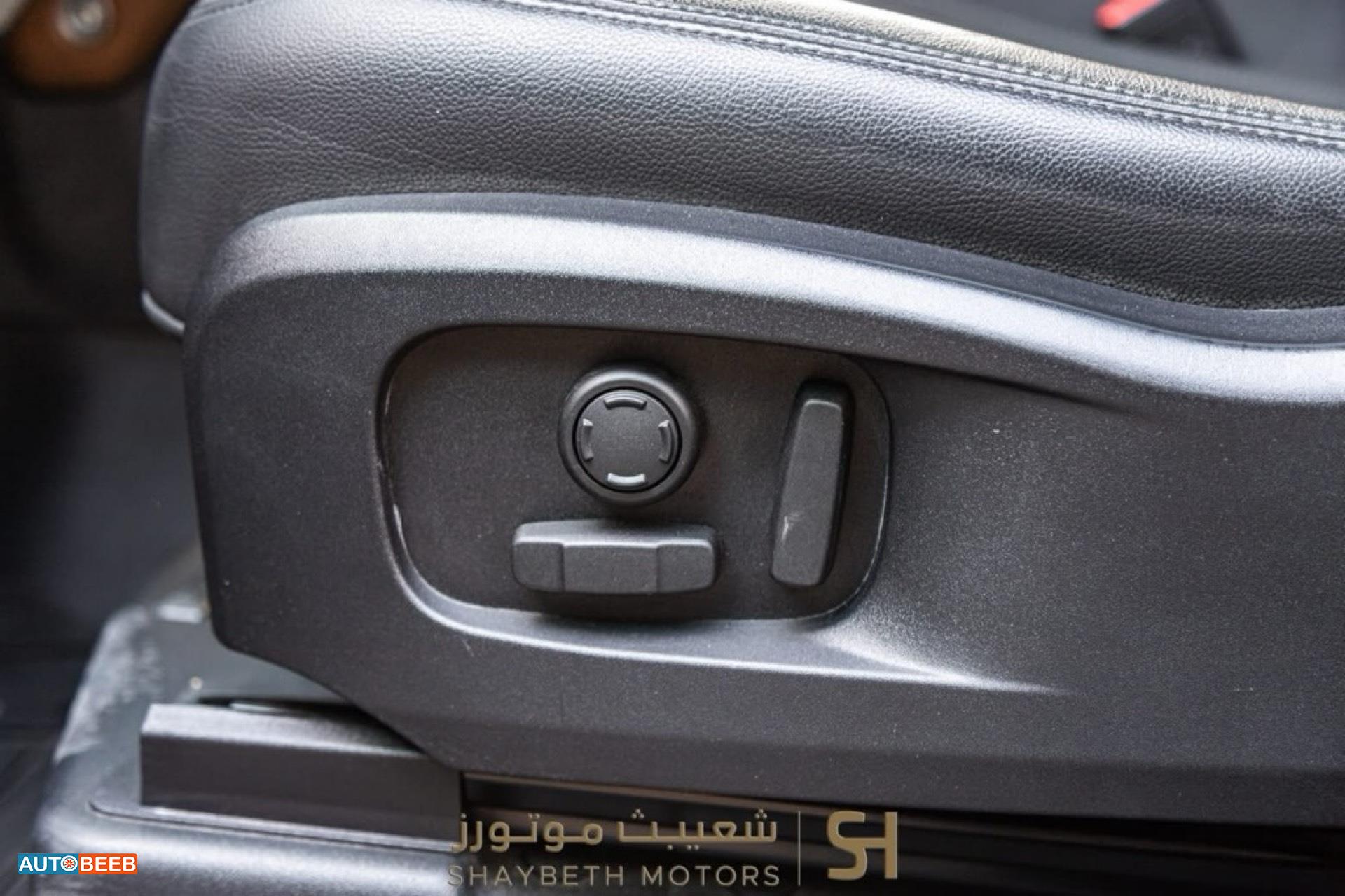 Land Rover Defender 2023