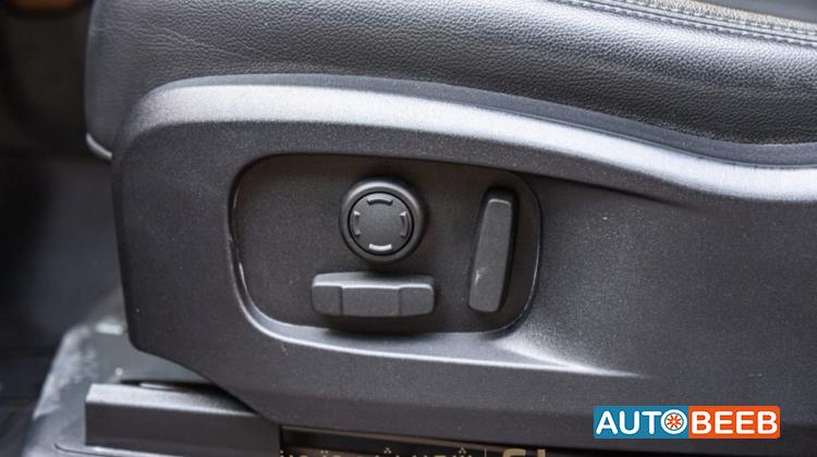 Land Rover Defender 2023