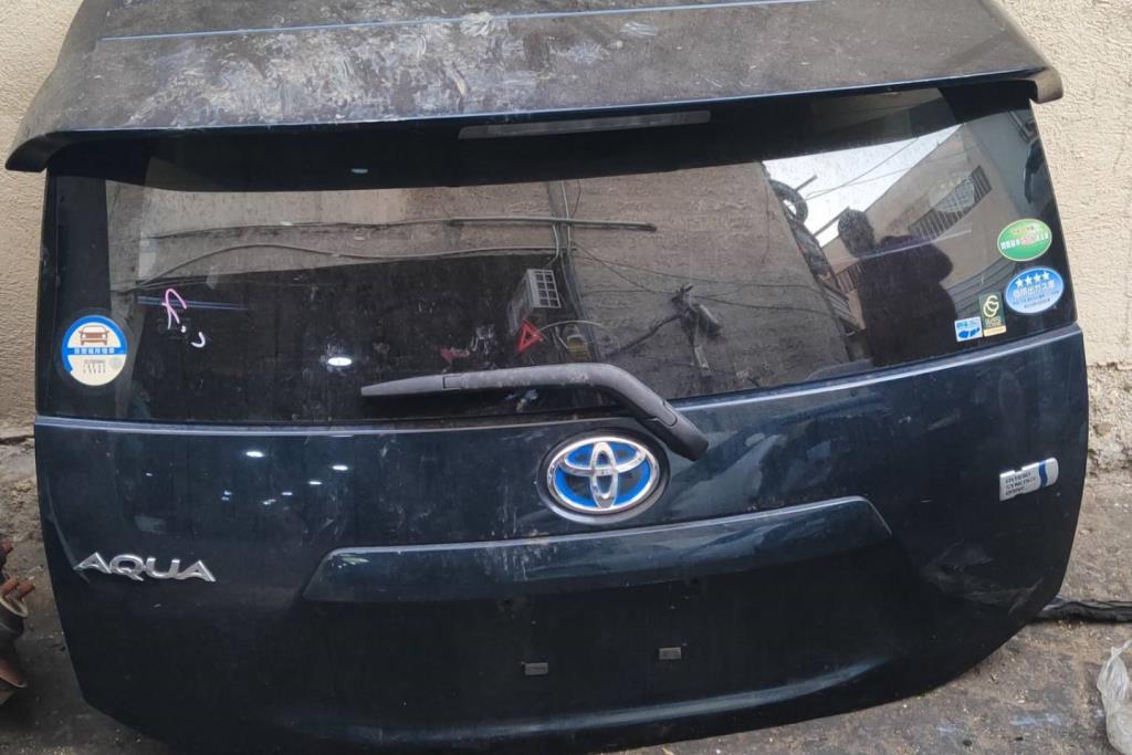 Body  Trunk Toyota Prius C