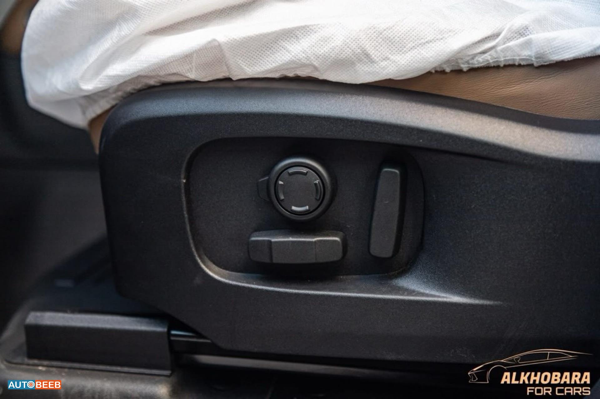 Land Rover Defender 2025