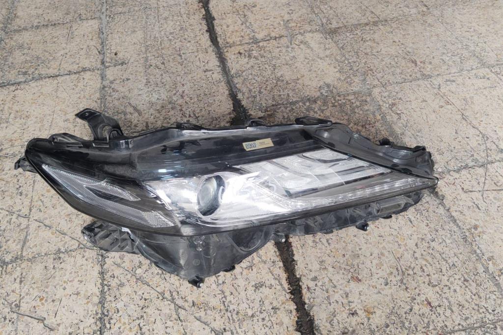 ضوء امامي يمين شمال تويوتا كامري 2019 2020