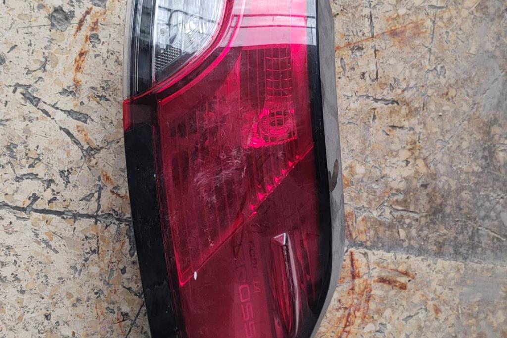 ضوء خلفي يمين شمال تويوتا كروس 2020 2021