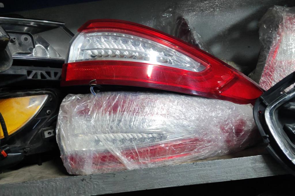 ضوء خلفي يمين شمال فورد فيوجن 2013 2014